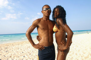 Foto: junges Paar in Kuba am Strand